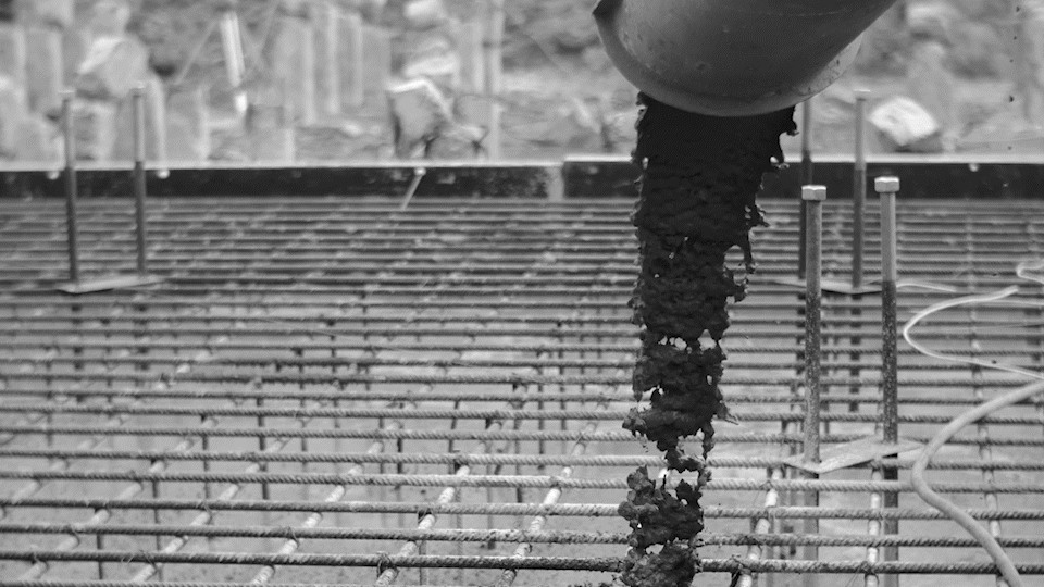 Coulage de béton pour fondation avec le tapis